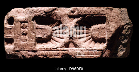Le caratteristiche architettoniche del "Tesoro di Atreo' (circa 1350-1259 BC). Preso dalla tomba di Agamennone a Micene, Grecia. Il verde di calcare e di marmo rosso. Foto Stock