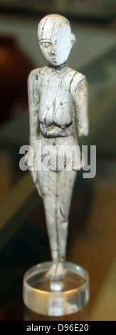 Figurine di osso e avorio. Predynastic, Naqada I. 4000-3600 A.C. Avorio e osso figure di questo tipo è apparso per la prima volta nel Naqada I periodo e continuato nel Naqada II. L'occhi intarsiati in un esempio sono di lapislazzuli può essere una successiva aggiunta. Foto Stock