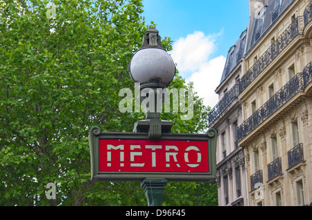 Famosa metropolitana di Parigi firmare all'entrata alla stazione Foto Stock