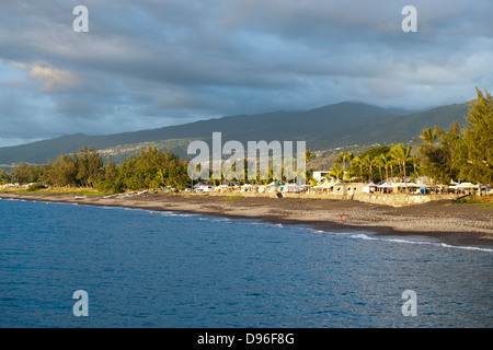 Il litorale di origine vulcanica e del mercato presso il villaggio di San Paolo sulla isola francese di la Reunion nell'Oceano Indiano. Foto Stock