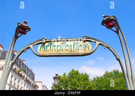 Famosa metropolitana di Parigi firmare all'entrata alla stazione Foto Stock