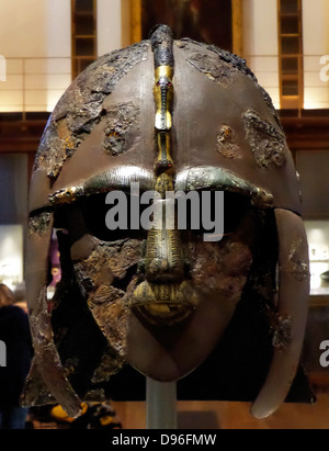 Sutton Hoo casco. Gli inizi del VII secolo D.C., Inghilterra. Solo uno dei 4 primi caschi medievale trovati in Inghilterra. In bronzo, argento e filo di granato. Caratteristiche pannelli decorati raffiguranti scene di eroica. Foto Stock