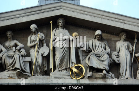 Neo classica rilievo raffigurante in stile greco figure di apprendimento e le arti dal portico del British Museum di Londra. Foto Stock