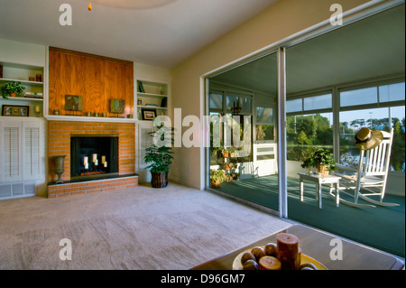 Soggiorno e veranda in casa tradizionale Foto Stock