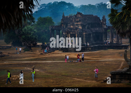 I turisti in visita a Angkor Wat nelle prime ore del mattino, passeggiate intorno al tempio, Cambogia, Asia Foto Stock