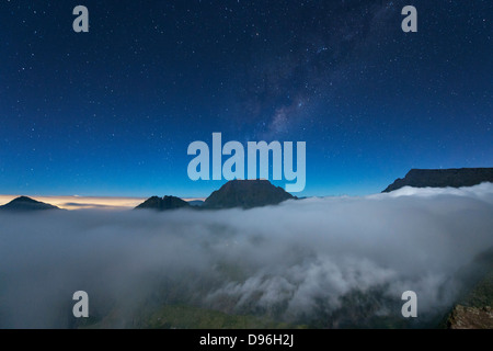 Visione notturna attraverso la nube avvolta Cirque de Mafate caldera sull isola francese di la Reunion nell'Oceano Indiano. Foto Stock