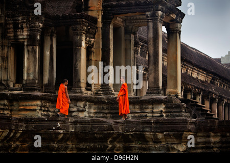 I monaci buddisti in visita a Angkor Wat, Cambogia, Asia Foto Stock