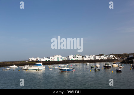 Porto e case a Orzola, Lanzarote, Isole Canarie, Spagna Foto Stock