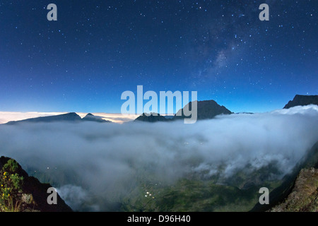 Visione notturna attraverso la nebbia Cirque de Mafate caldera sull isola francese di la Reunion nell'Oceano Indiano. Foto Stock