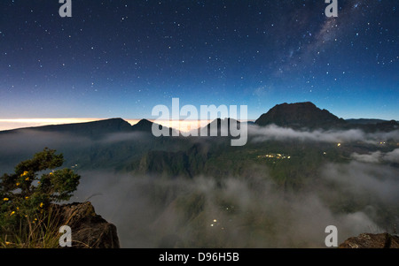 Visione notturna del Cirque de Mafate caldera sull isola francese di la Reunion nell'Oceano Indiano. Foto Stock