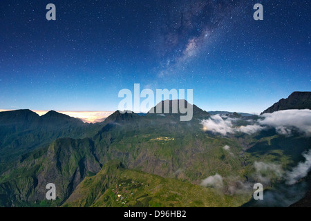 Visione notturna del Cirque de Mafate caldera sull isola francese di la Reunion nell'Oceano Indiano. Foto Stock