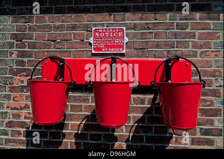 Vapore Vintage il trasporto ferroviario fire bucket appeso alla parete. Foto Stock