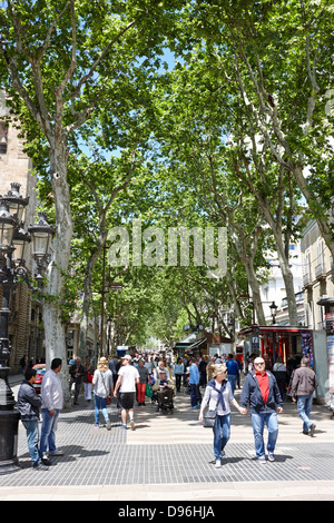 La gente camminare lungo la rambla Barcellona Catalonia Spagna Foto Stock