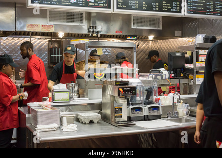 Gli amanti di hamburger da lontano e ampia scendono sul nuovo Fatburger ristorante nel quartiere di Murray Hill di New York Foto Stock