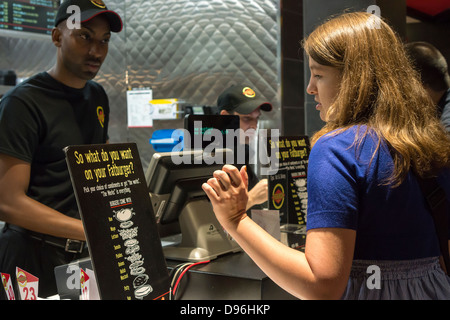 Gli amanti di hamburger da lontano e ampia scendono sul nuovo Fatburger ristorante nel quartiere di Murray Hill di New York Foto Stock