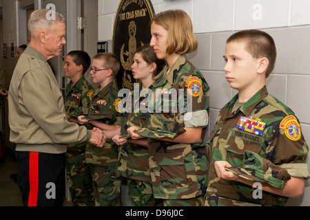 La trentacinquesima Comandante del Marine Corps, Gen. James F. Amos, sinistra, saluta i giovani Marines seguendo la quarantaquattresima annuale di l'eliminazione degli ordigni esplosivi (EOD) Cerimonia Commemorativa al di fuori della Kauffman EOD addestramento complesso in Niceville, FL, 4 maggio 2013. Quest'anno, il n Foto Stock