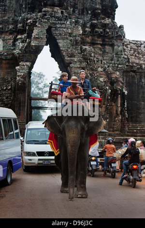 Corse di elefanti al cancello sud di Ankor Thom. Cambogia Foto Stock