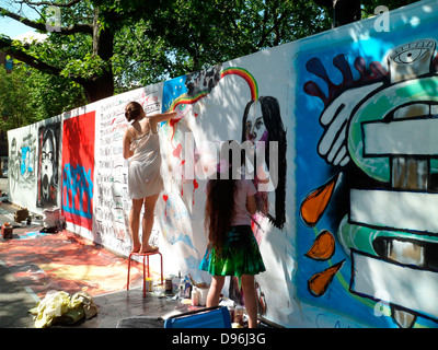 Gli artisti lavorano sul loro tela" a urlare! Il Festival "arte intorno al parco' intorno a Tompkins Square Park a New York, in zona East Village Foto Stock