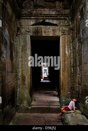 Bambino nel tempio di Preah Khan, Ankor Wat Cambogia Foto Stock