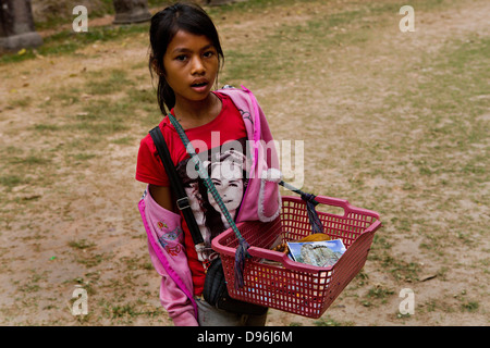 Bambino fornitore, Preah Khan, Angkor tempio complesso Foto Stock