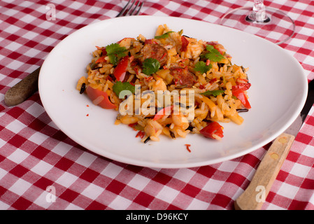 Cajun jambalaya sulla piastra bianca Foto Stock