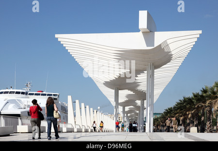 Passeggiata con un pergolato a Muelle Onu nel porto di Malaga, Andalusia Spagna Foto Stock