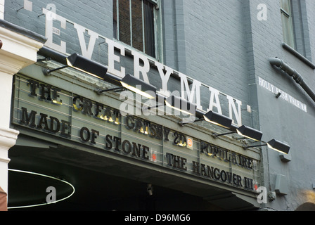 La parte esterna del cinema Everyman a Hampstead Londra UK che mostra l'ingresso e digital signage Foto Stock