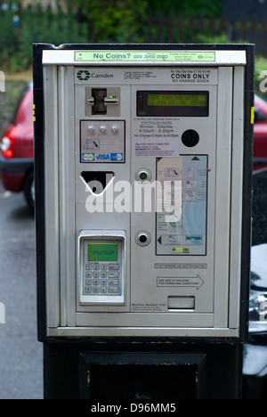Un parcheggio macchina in Camden borough di Londra, emissione di pagare e visualizzare i biglietti per il parcheggio Foto Stock