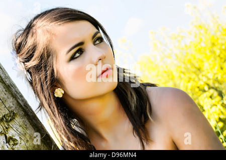 Posizione modello di sparare i campi di colza donna giovane adolescente sole estivo Foto Stock