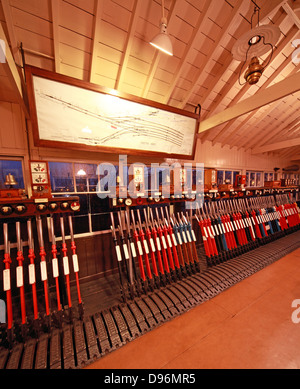 Serata con le leve in Exeter West signalbox, Crewe, Vista fisheye Foto Stock