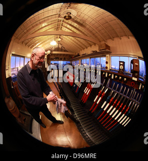 Serata con le leve in Exeter West signalbox, Crewe, Vista fisheye Foto Stock