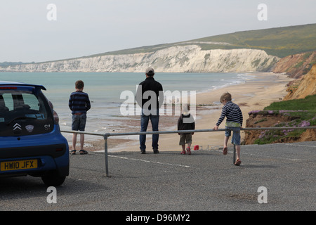 Compton Bay parco auto che mostra di erosione e crollo. una famiglia di ignorare il pericolo di avvicinarsi al bordo. Foto Stock