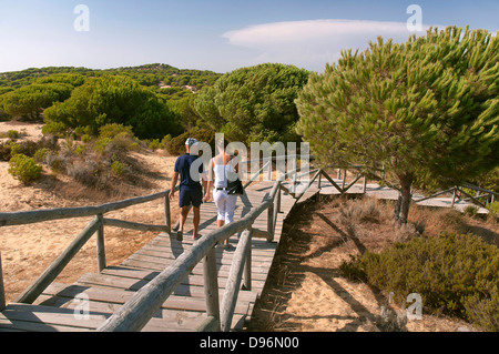 "Parque Dunar" e turisti, spiaggia Matalascanas Donana, parco naturale, Almonte, Huelva-provincia, regione dell'Andalusia; Spagna; Europa Foto Stock