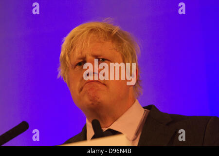 Il 12 giugno 2013. Londra REGNO UNITO. Il sindaco Boris Johnson risponde alle domande del pubblico presso il Central Methodist Hall al membro di Londra dibattito sulle questioni che riguardano i londinesi Foto Stock