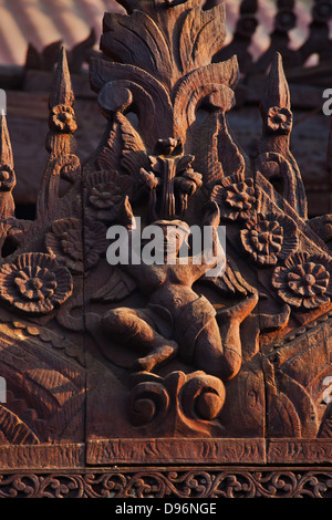 Elaborare incisioni sul SHWE IN BIN KYAUNG noto come il Monastero di teak e costruito nel 1895 - Mandalay, MYANMAR Foto Stock