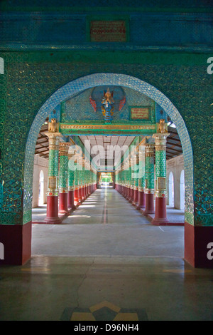 Elaborati in vetro intarsiato pilastri di KYAUKTAWGYI PAYA che alloggia un 900 ton marmo statua del Buddha - Mandalay, MYANMAR Foto Stock