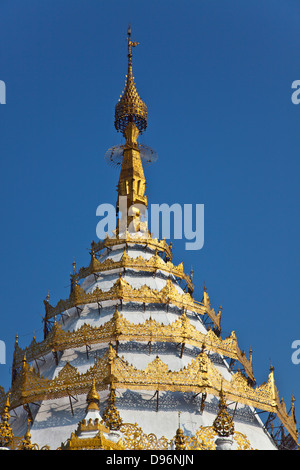 Completato nel 1878 la KYAUKTAWGYI PAYA ospita un 900 ton marmo statua del Buddha - Mandalay, MYANMAR Foto Stock