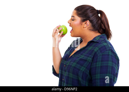 Close up ritratto di dimensioni più giovane donna mangiare Apple su sfondo bianco Foto Stock