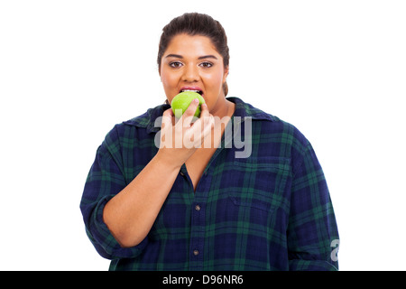 Close up ritratto di dimensioni più giovane donna morde un Apple Foto Stock