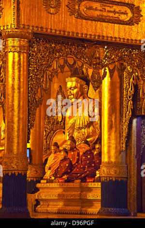 GOLDEN Statue di Buddha sono adorato la Shwedagon Paya o pagoda che risale al 1485 - YANGON, MYANAMARthe Shwedagon Paya o Foto Stock