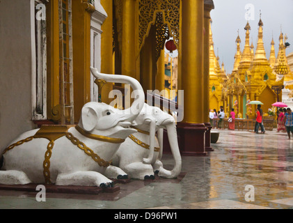 Buona fortuna ELEPHANT statue del Shwedagon Paya o pagoda che risale al 1485 - YANGON, MYANAMAR Foto Stock