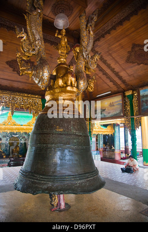 Un antico campana al Shwedagon Paya o pagoda che risale al 1485 - YANGON, MYANMAR Foto Stock