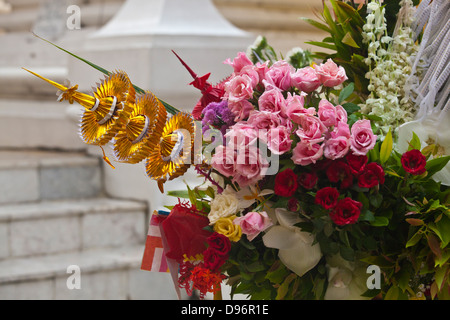 Offerte di fiori sono prevalenti alla Shwedagon Paya o pagoda che risale al tempo del Buddha - YANGON, MYANMAR Foto Stock