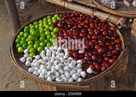 Aglio, tigli e acqua le castagne sono offerti in vendita al mercato di nuova BAGAN - BAGAN, MYANMAR Foto Stock