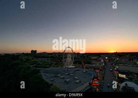 Presa al tramonto della vista dalla Sheraton on the Falls Hotel di Clifton Hill area con la Skywheel nel centro. Foto Stock