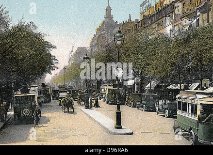 Parigi c1900. Boulevard des Italiens con auto e autobus a motore. Litografia colorata. Foto Stock