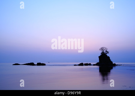 Lo spuntar del giorno presso la costa Amaharashi in Giappone Foto Stock