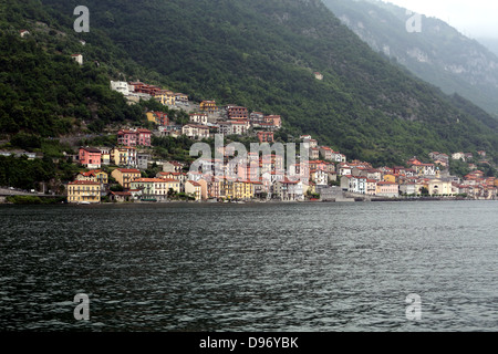 Case sulla riva del lago di Como in Italia settentrionale. Foto Stock