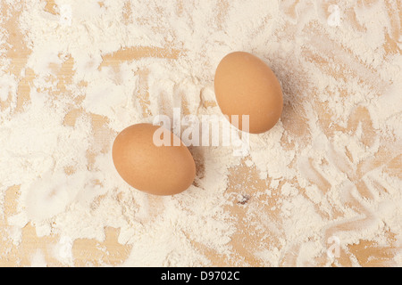 Un organica marrone uovo di pollo su un ripiano infarinato Foto Stock