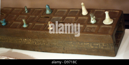 Senet consiglio di Sennefer con pezzi di gioco. Nuovo Regno, XVIII dinastia, 1550-1290 A.C. Legno, osso, faience. Foto Stock